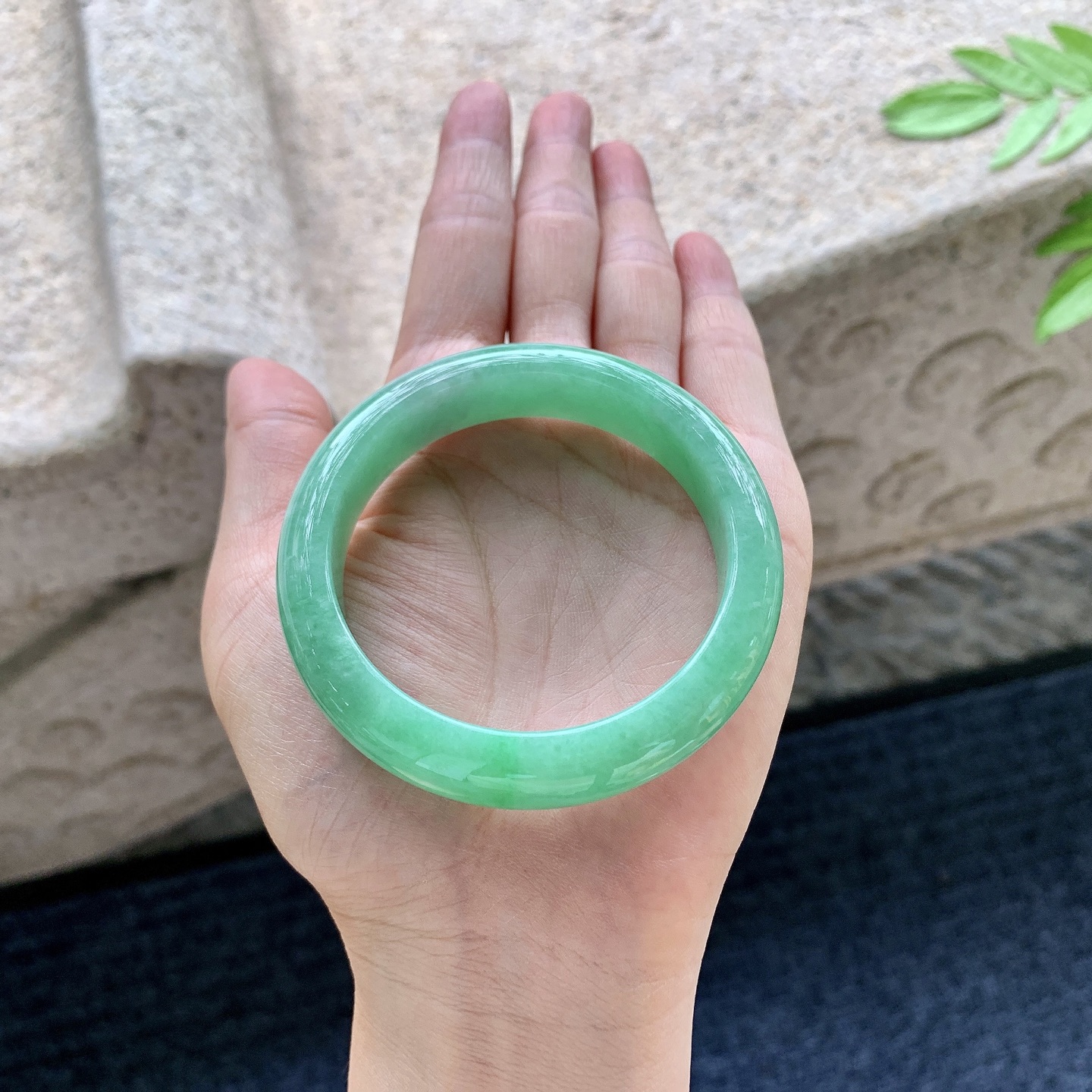 正圈51 52 圈口52.5/12.4/8 编码QX092491 满绿，水润，种老，细腻，打灯有絮线