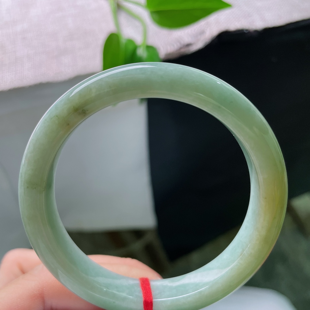 56.8/11.5/8.7，黄翡正圈，晶体洒金，黄加绿平安镯，青润底色交织暖黄俏色，色彩自然过渡，复古韵味十足。ss59668a