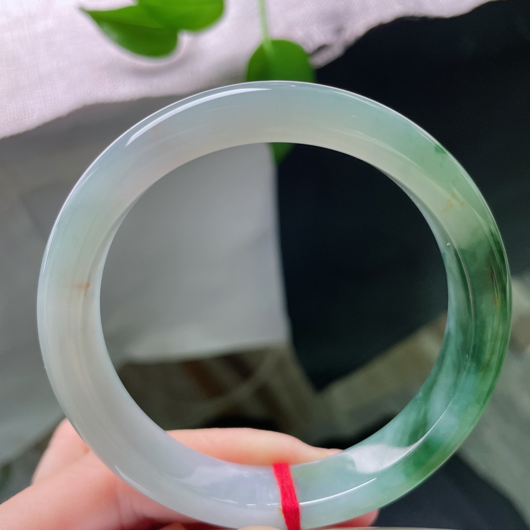 60/12.3/8.5，飘花正圈，一点小碎纹，半山含烟，半水映月，这枚半山水飘花手镯，玉底清润，飘花写意，一镯揽尽山水闲情，静伴朝夕，温柔安然。ss59424a