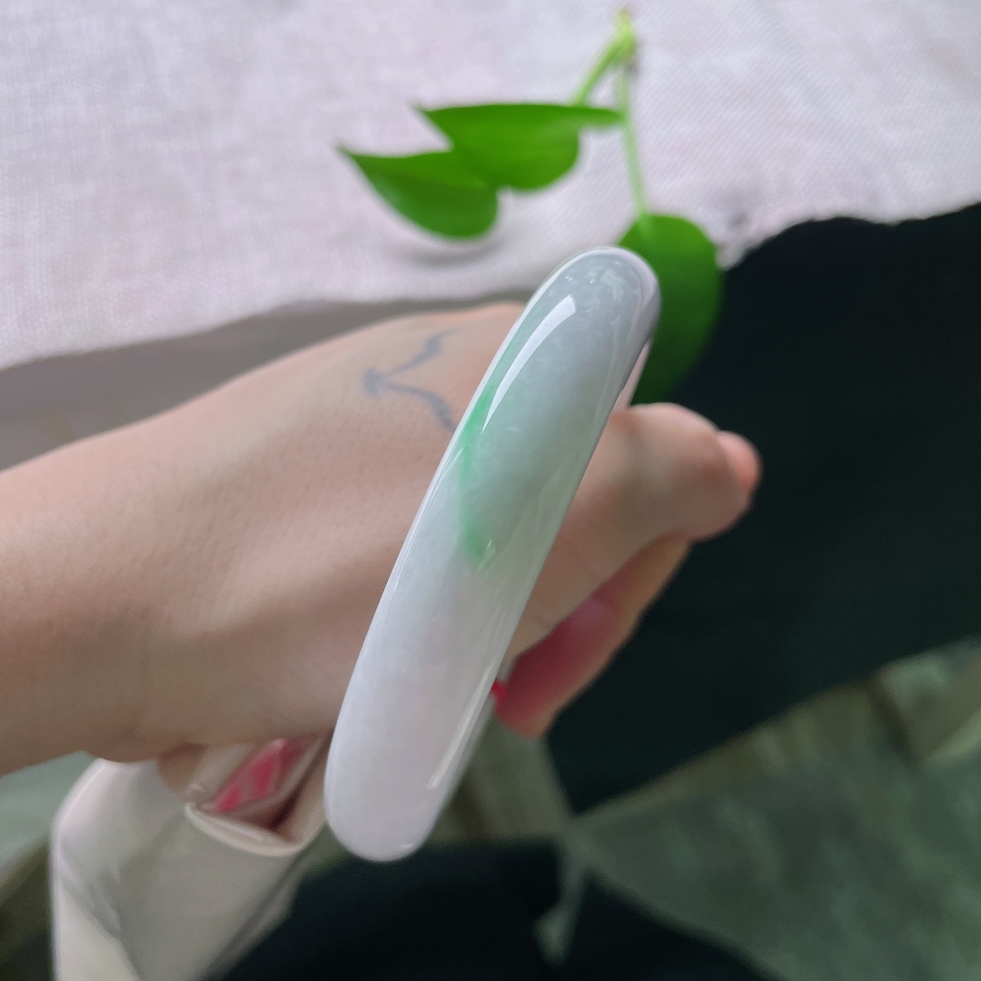 60.8/12.7/8.9，淡紫正圈，一点皮纹，素白玉地温润匀净，几抹浅绿轻轻萦绕镯壁，色调清新柔和，简约款式自带悠然诗意。ss59518a