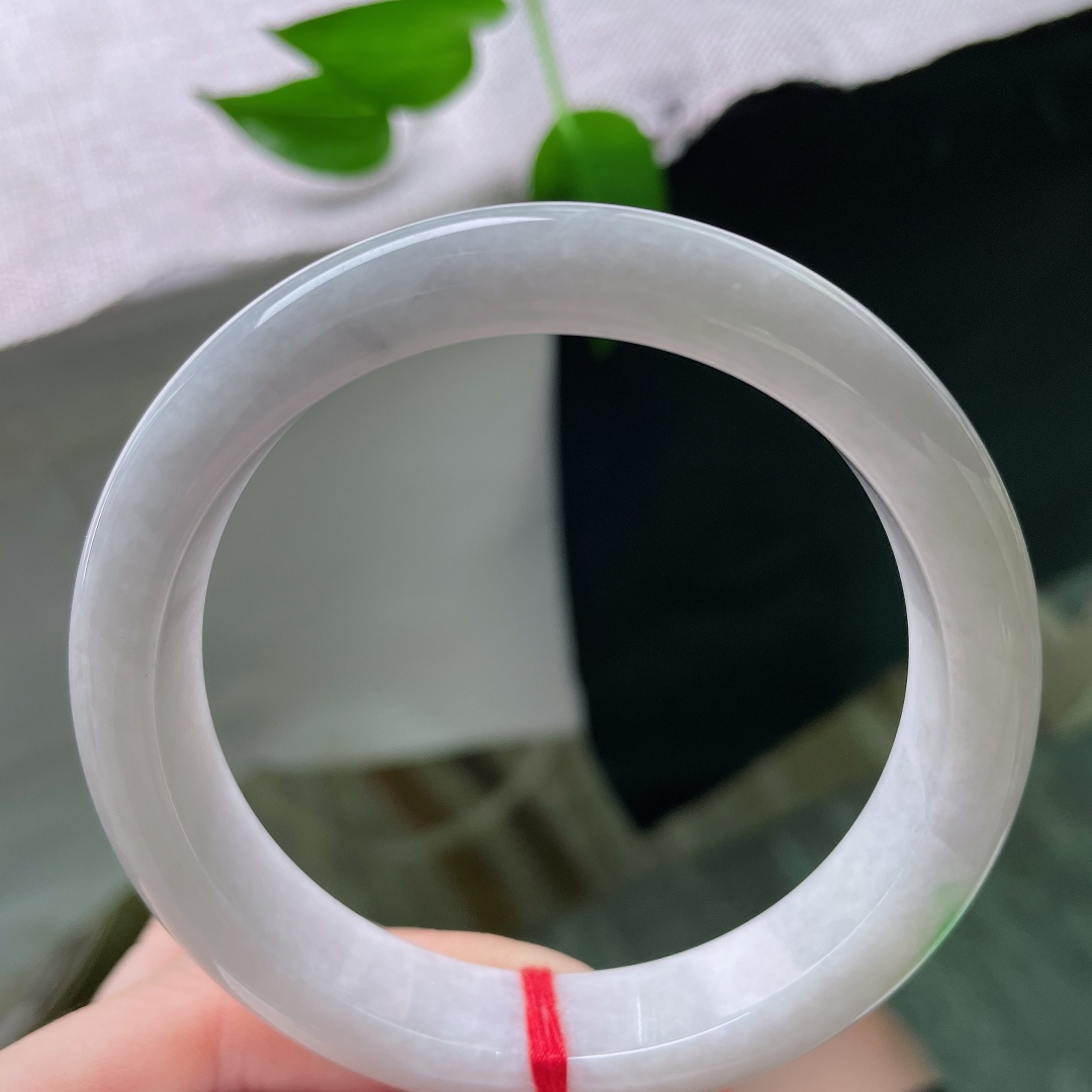 60.8/12.7/9.1，淡紫正圈，一点皮纹，纯净白底衬轻柔飘绿，翠色如烟缥缈弥散，平安镯型端庄周正，上手柔和耐看百搭。ss59521a