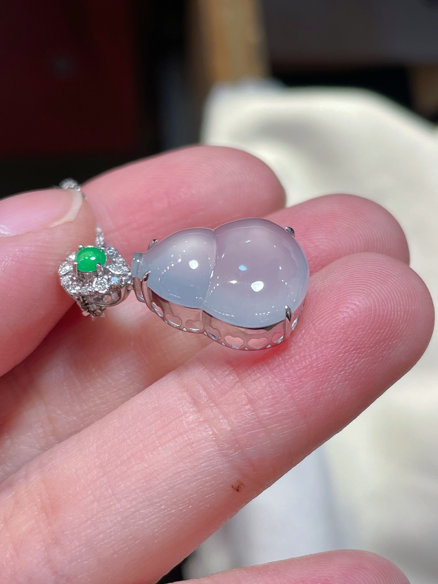 ️翡翠冰种葫芦吊坠，起荧光，种水好好，裸石很饱满，专挑好品相，18k镶嵌，16-13.4-3.5
