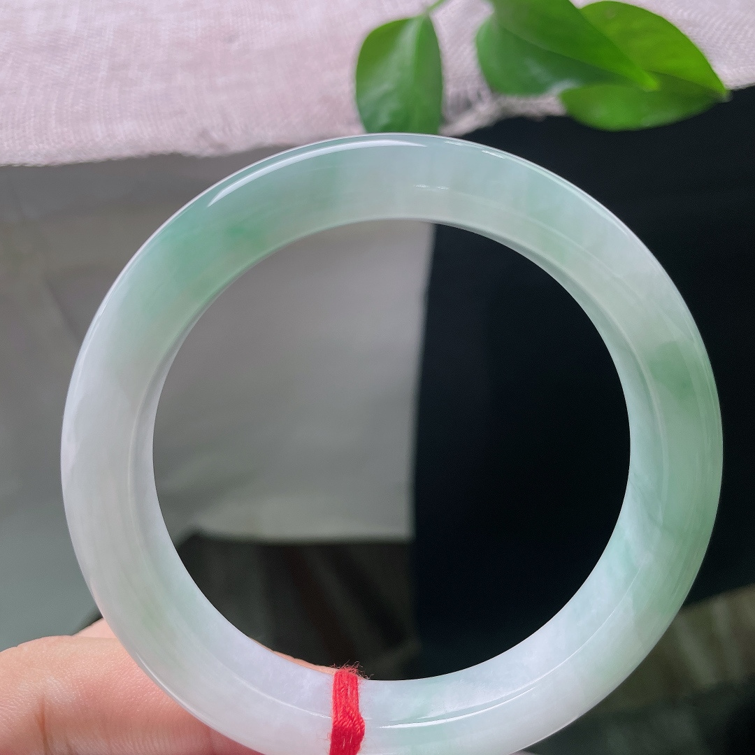 蓝底正圈，皮纹，清润冰底裹挟着悠悠翠色，恰似一汪山间清泉，凉意扑面而来。ss57963a