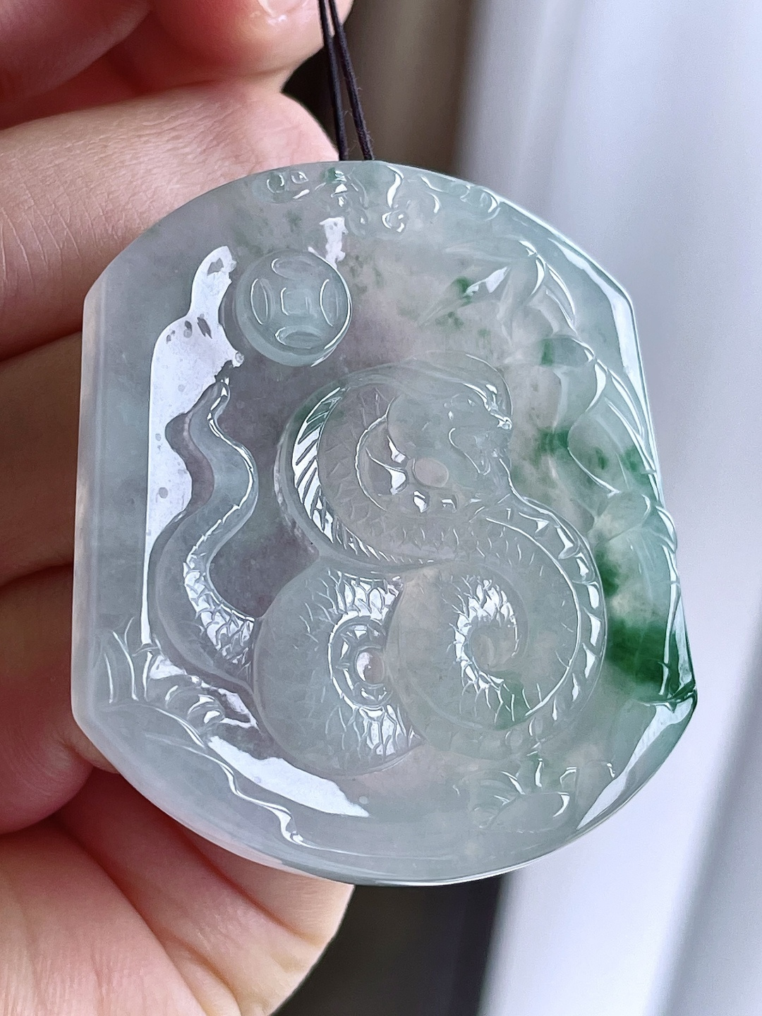 【裸石】飘花生肖蛇牌子吊坠 【说明】缅甸 无裂 性比高 【尺寸】48.4-42-5.6 【重量】24.9克