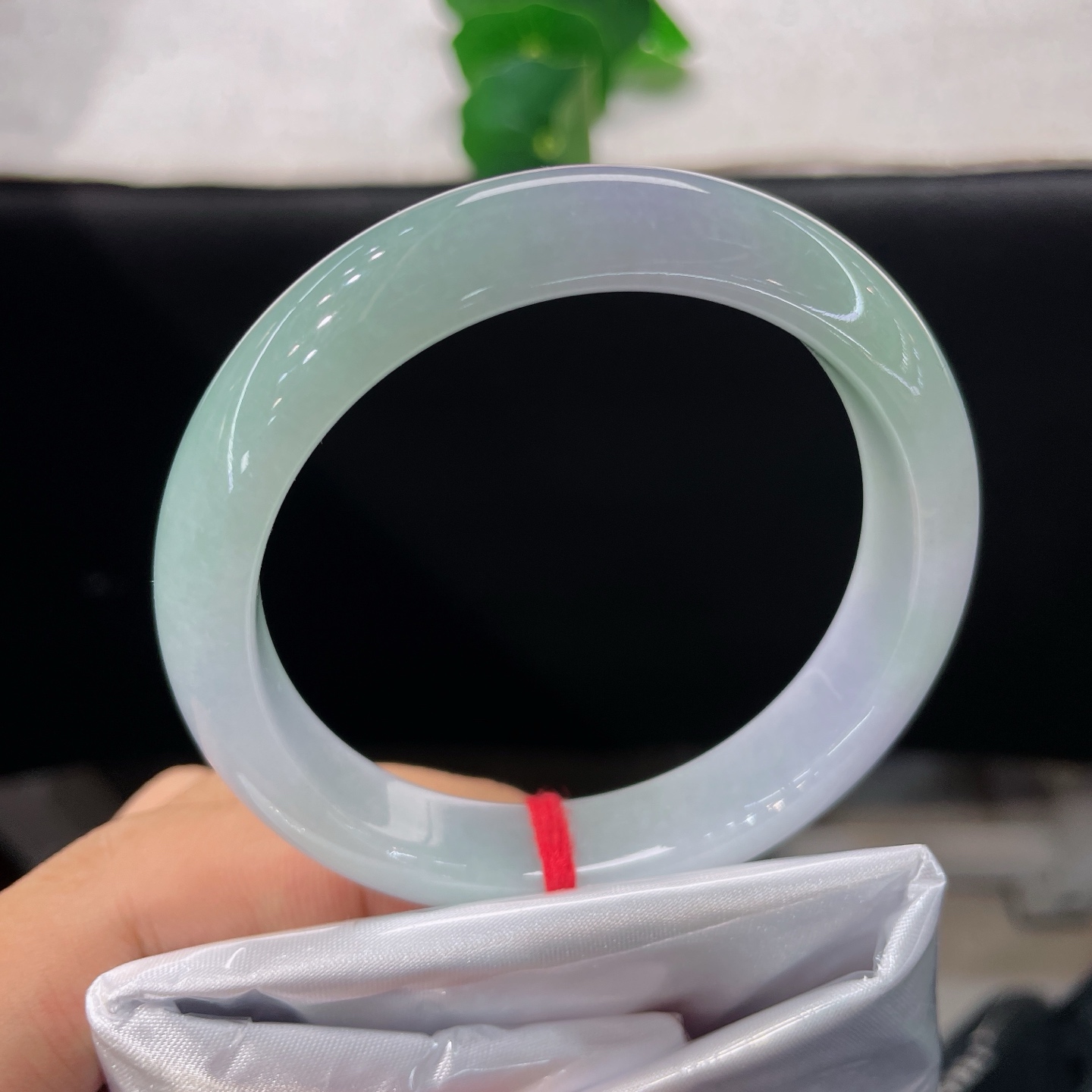 天然翡翠手镯 圈口56/12.2/7.2，春彩正圈，55/56可戴，半圈清翠半缕烟，无裂