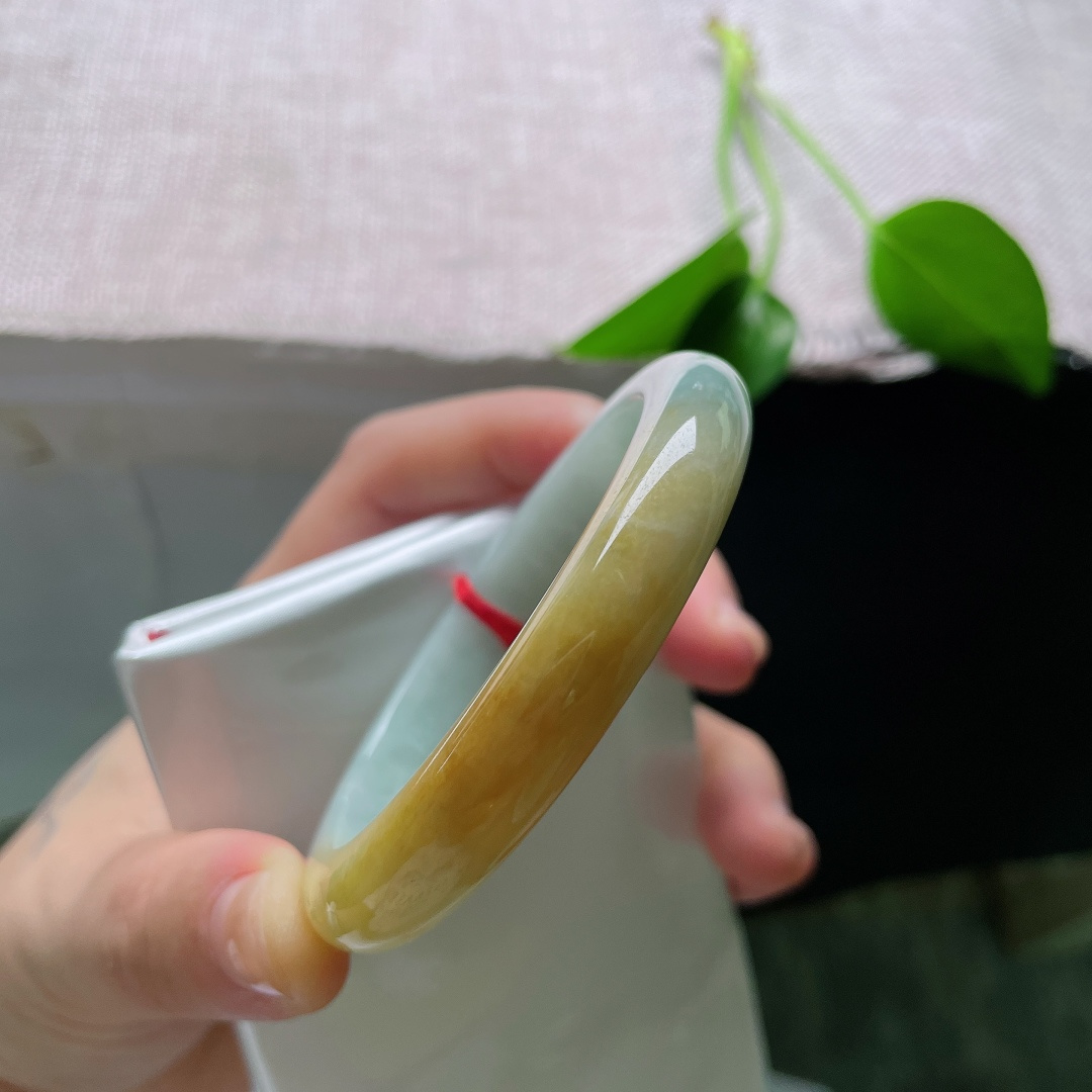 53.6/9.8/7.4，黄翡正圈，棉线，清冰底色温润透亮，一抹醇厚黄翡漫于镯边，冷暖撞色，古典贵气尽显东方气韵。ss59673a
