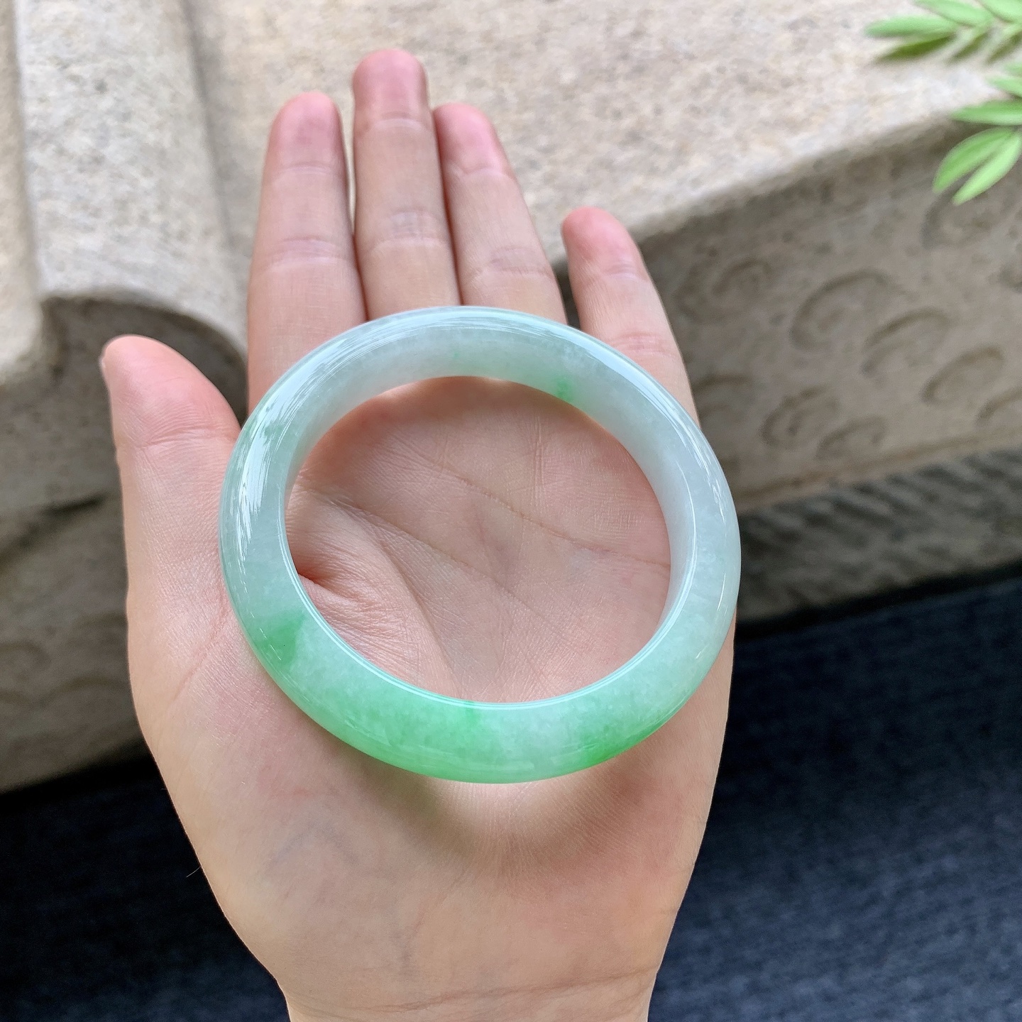 正圈52 53 圈口53.6/10.5/8.2 编码G9092336 细糯飘阳绿，水润，种老，细腻，打灯有棉线