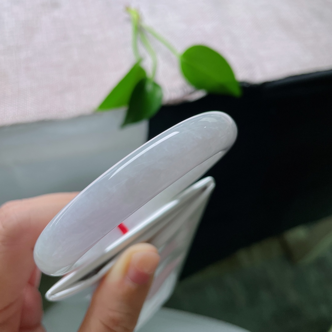 56.7/11.6/8.5，白月光正圈，一点皮纹，底子匀净细腻，光泽温润内敛，素面留白，演绎简约玉石美感。ss59598a