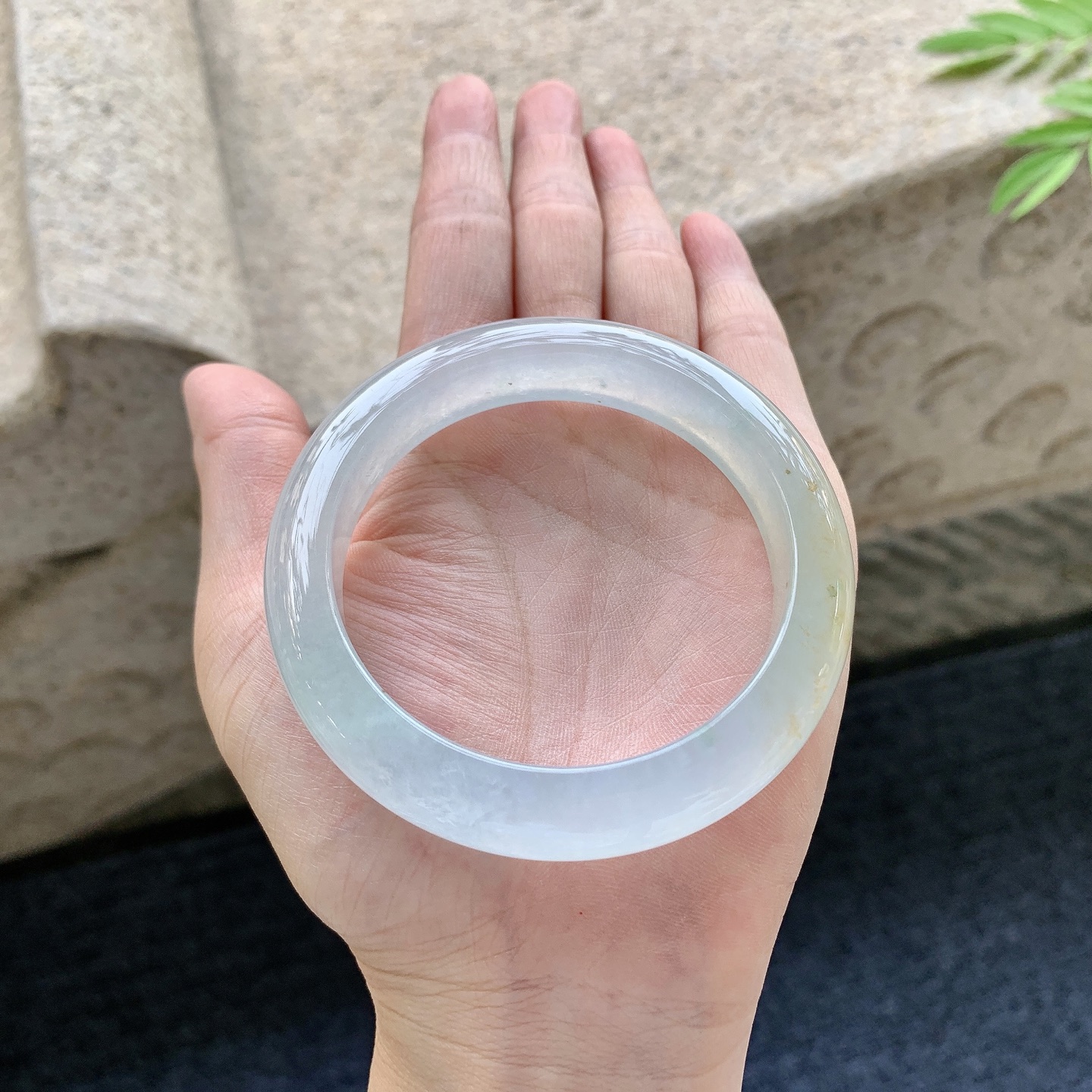 正圈55 56 圈口56.3/12.2/9.1 编码WW092360 冰糯飘黄翡，水润，种老，细腻，无裂
