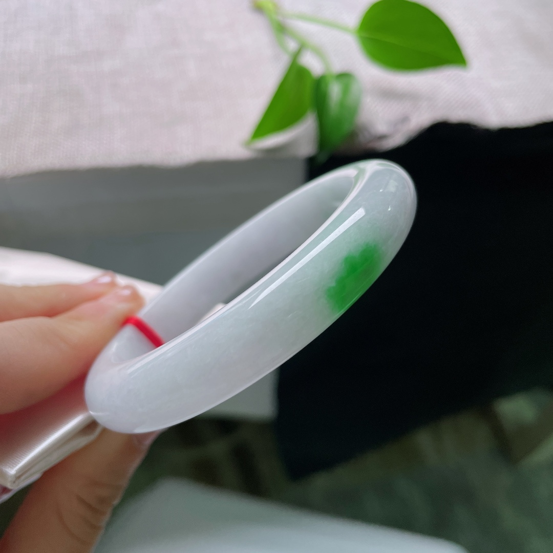 57.8/12/9，春彩正圈，一点皮纹，纯净白底色素雅恬淡，点点辣绿分段洒落镯壁，素底衬艳翠，简约款式自带记忆亮点。ss59651a