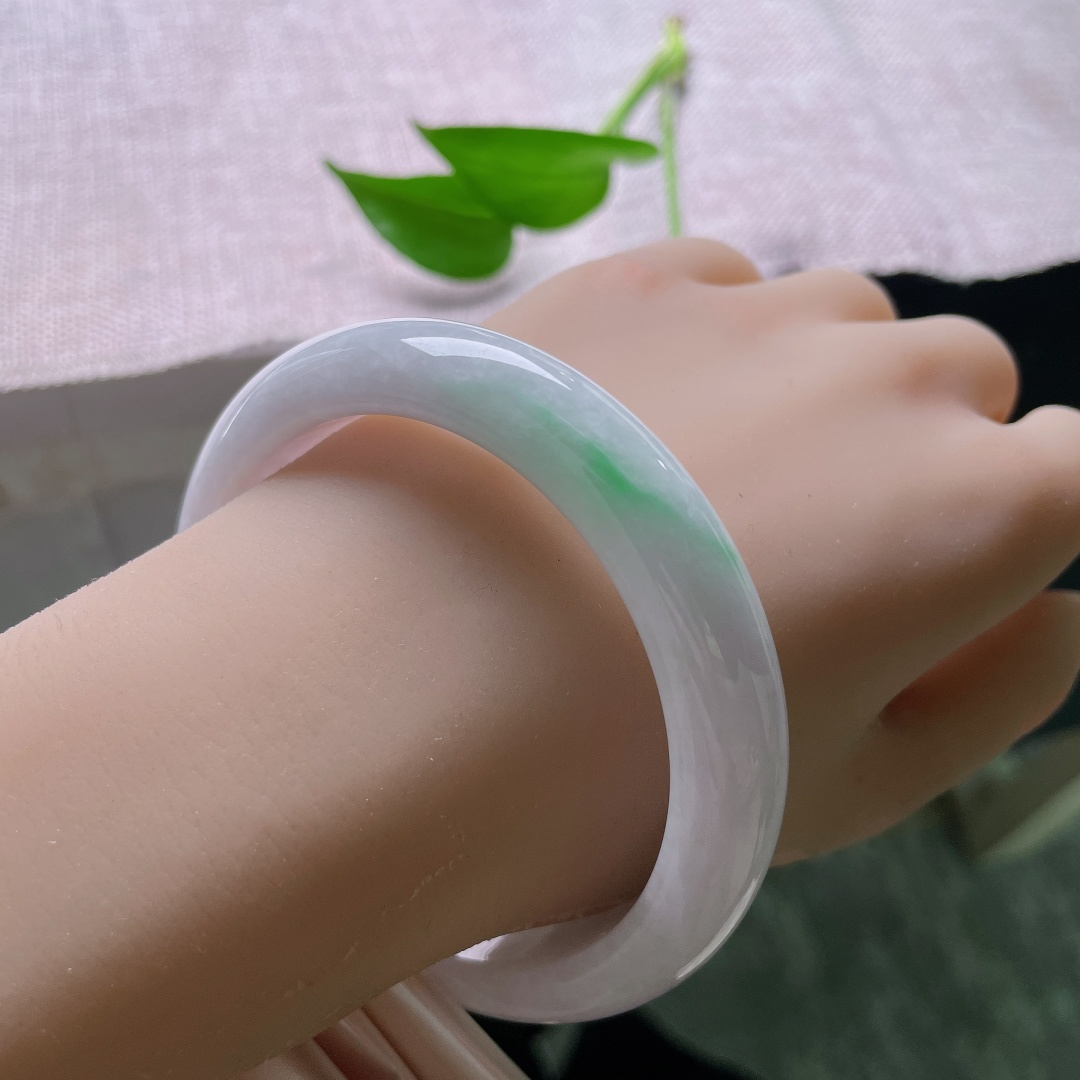 60.8/12.7/8.9，淡紫正圈，一点皮纹，素白玉地温润匀净，几抹浅绿轻轻萦绕镯壁，色调清新柔和，简约款式自带悠然诗意。ss59518a
