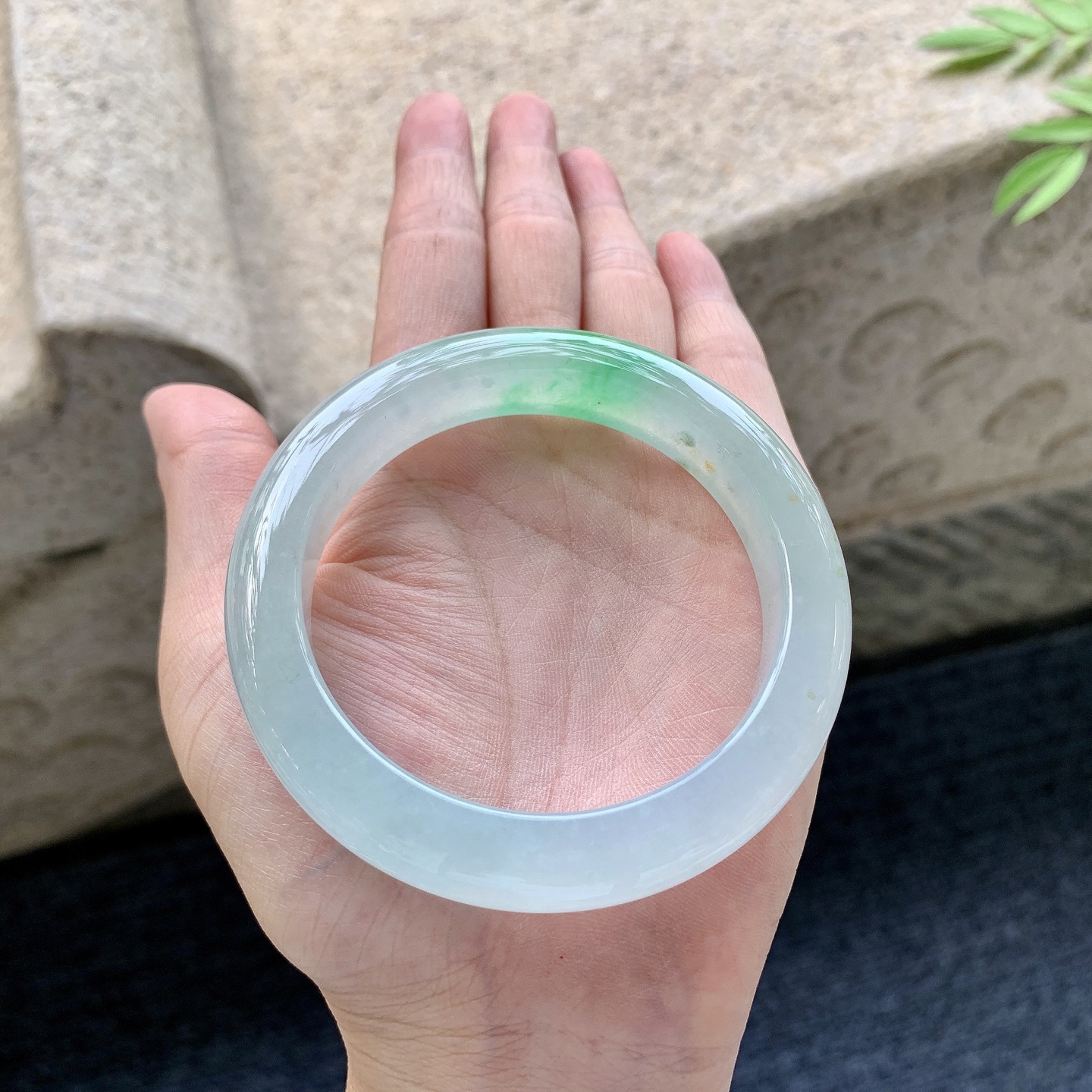 正圈55 56 圈口56.6/12/9.4 编码H3092355 冰糯飘绿，清透，水润，种老，细腻，打灯有棉根
