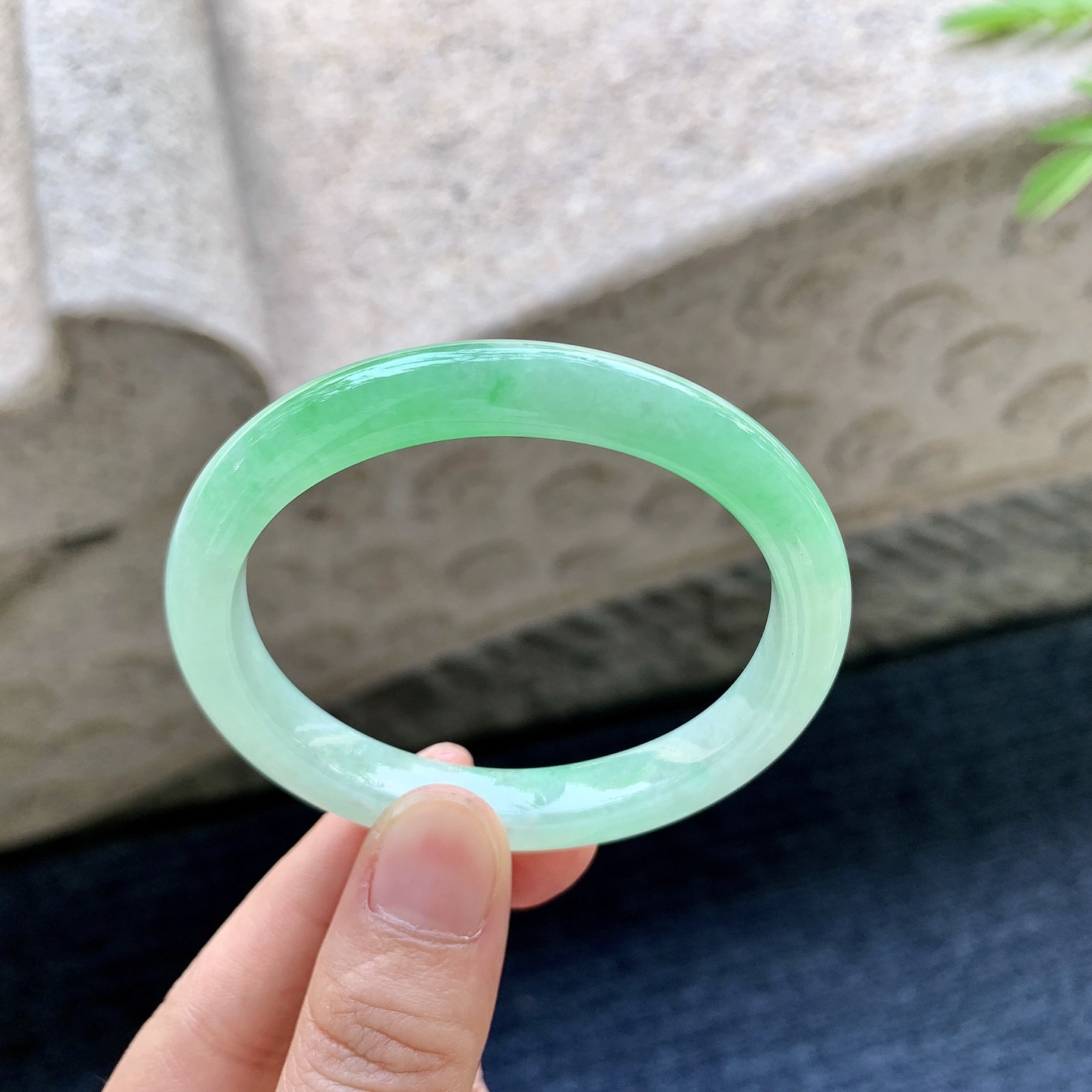 贵妃51 52 圈口52.6/46/8.3/7 编码GF092328 阳绿，水润，种老，细腻，有纹线
