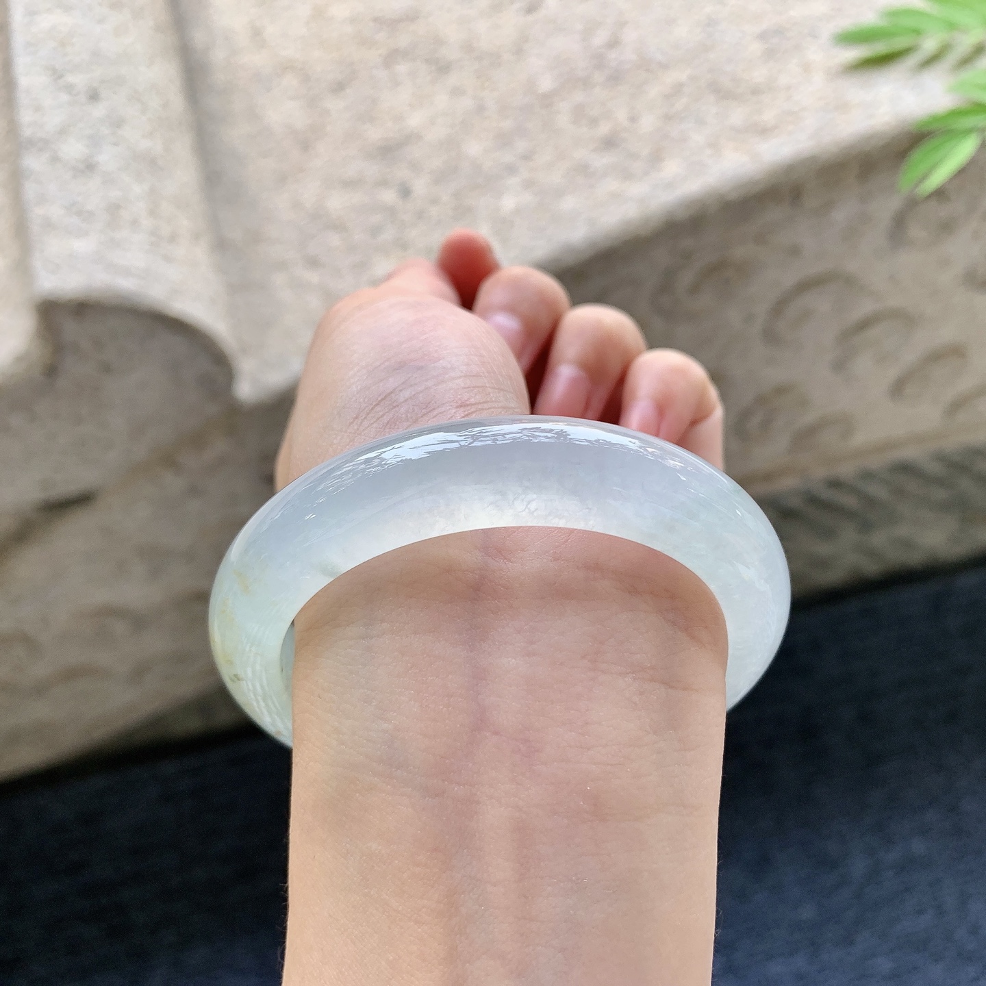 正圈55 56 圈口56.3/12.2/9.1 编码WW092360 冰糯飘黄翡，水润，种老，细腻，无裂
