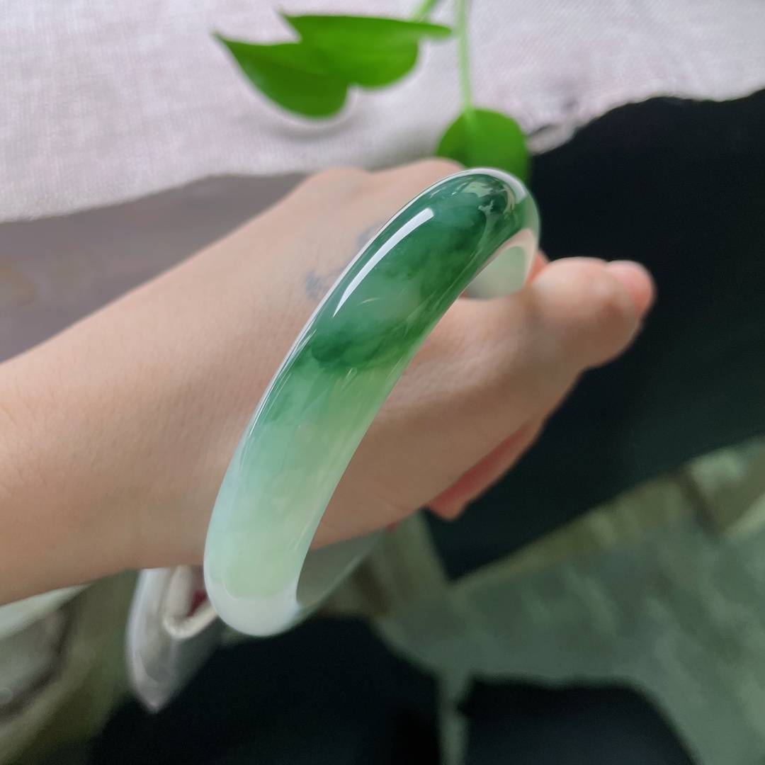 60/12.3/8.5，飘花正圈，一点小碎纹，半山含烟，半水映月，这枚半山水飘花手镯，玉底清润，飘花写意，一镯揽尽山水闲情，静伴朝夕，温柔安然。ss59424a