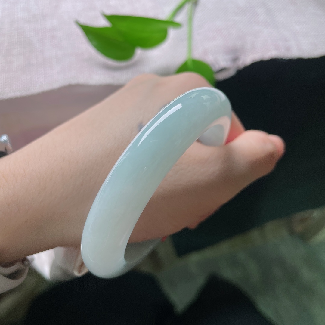 55.8/12.7/9.4，蓝底正圈，无裂，润蓝晴底色清逸澄澈，玉质细腻莹亮，似薄雾映寒湖，腕间流淌清冷温柔气韵。ss59505a