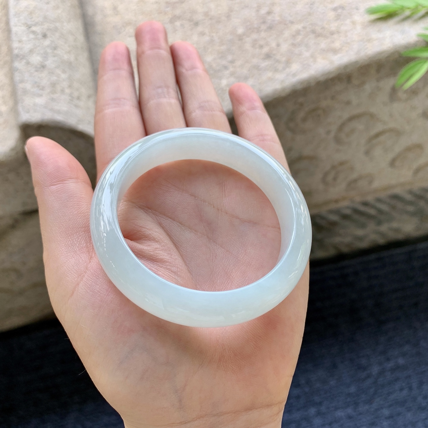 正圈51 52 圈口52.9/12.4/7.8 编码T1092309 细糯底色，水润，种老，细腻，打