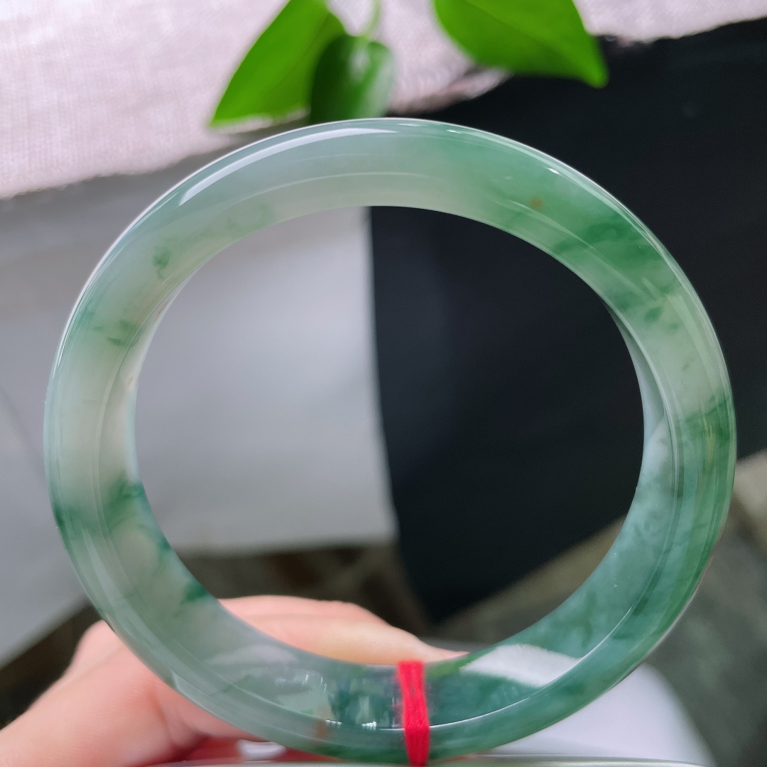 60.7/12.8/8.2，冰种正圈，无裂，洒金，冰润清透玉底，浓郁蓝绿飘花如云烟漫卷镯身，写意洒脱