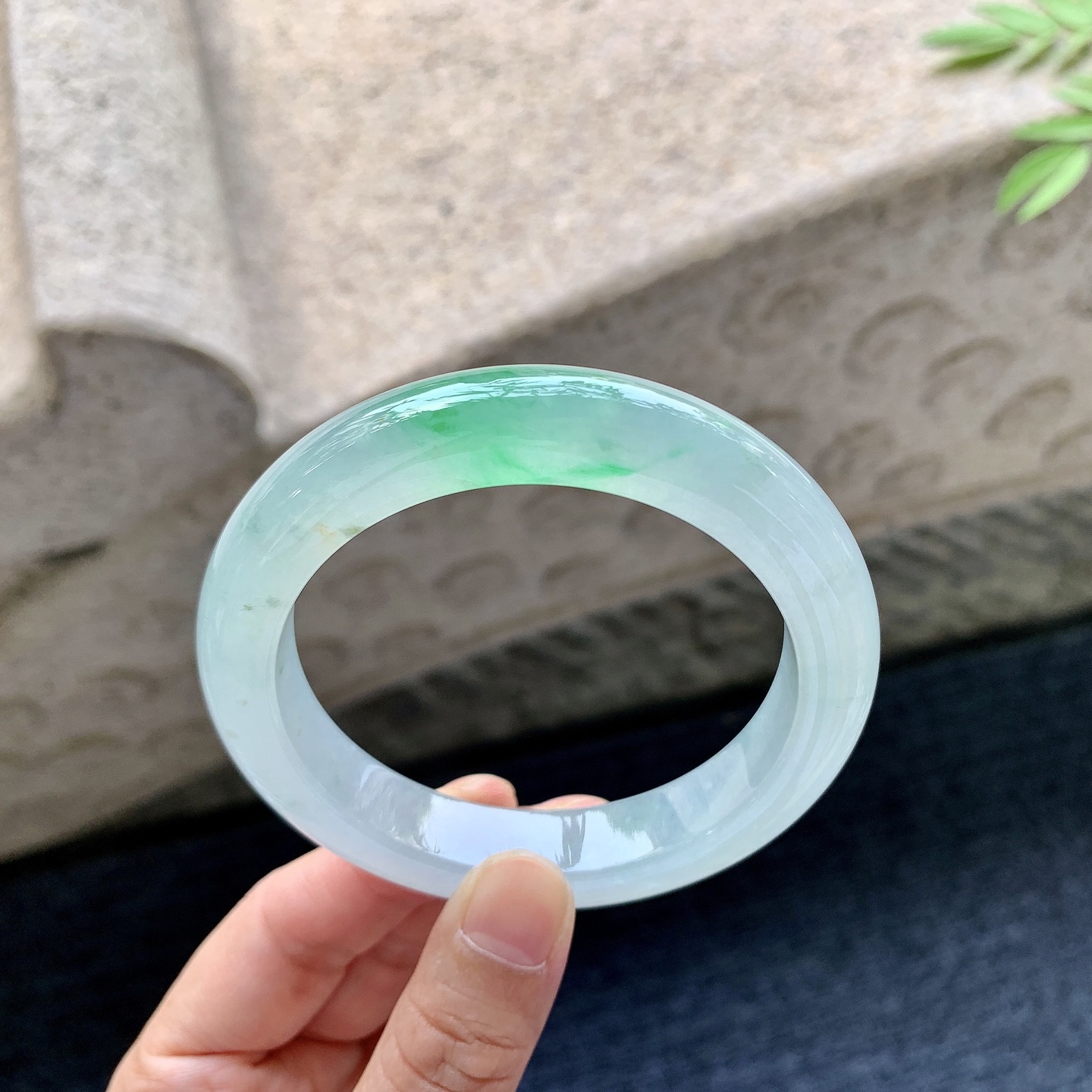 正圈55 56 圈口56.6/12/9.4 编码H3092355 冰糯飘绿，清透，水润，种老，细腻，打灯有棉根