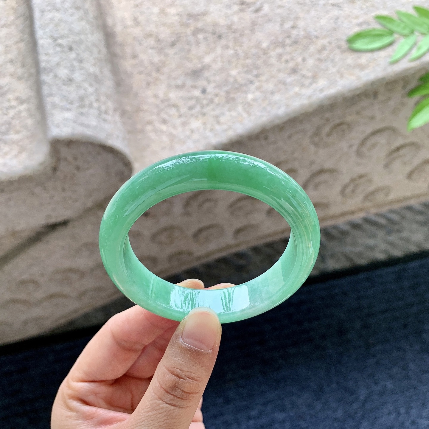 正圈51 52 圈口52.5/12.4/8 编码QX092491 满绿，水润，种老，细腻，打灯有絮线