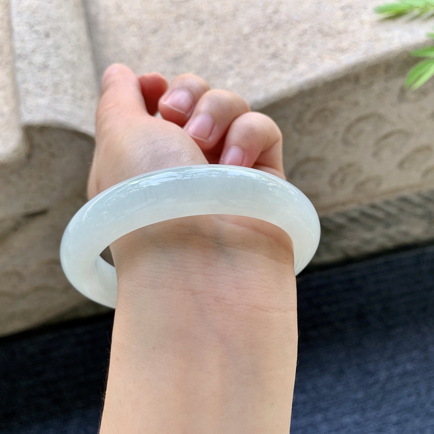 正圈59 60 圈口60.9/12.8/9.3 编码T1092308 细糯底色，水润，种老，细腻，打灯有棉线