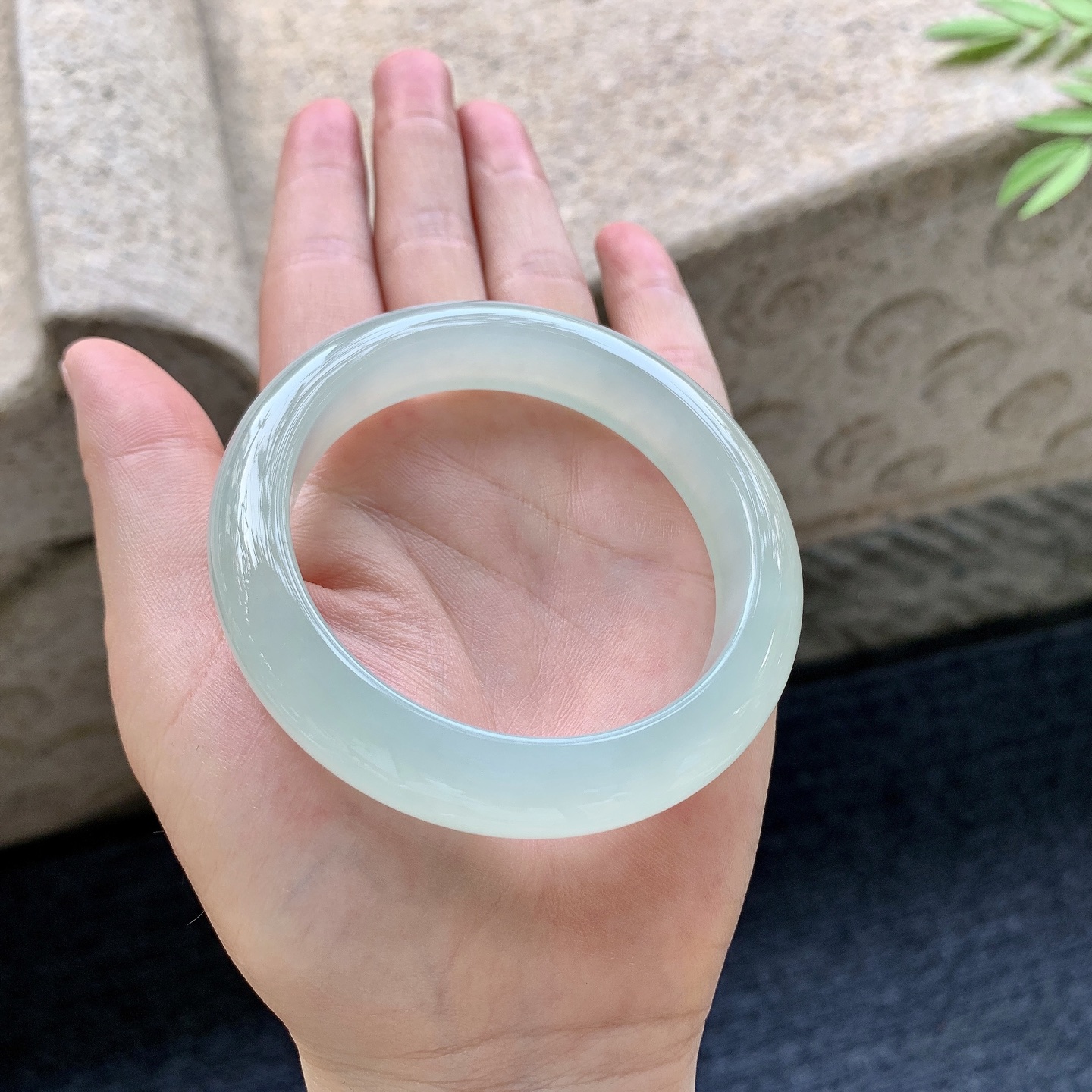 正圈54 55 圈口55.7/12.8/8.8 编码G9092320 冰糯淡绿，水润，种老，细腻，无