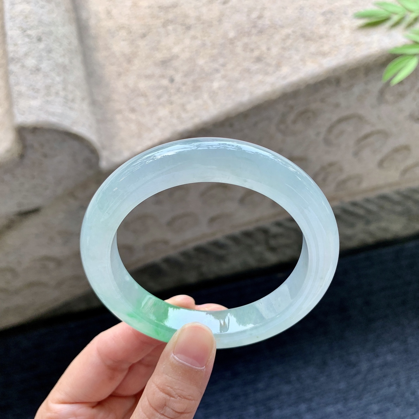 正圈55 56 圈口56.6/12/9.4 编码H3092355 冰糯飘绿，清透，水润，种老，细腻，打灯有棉根