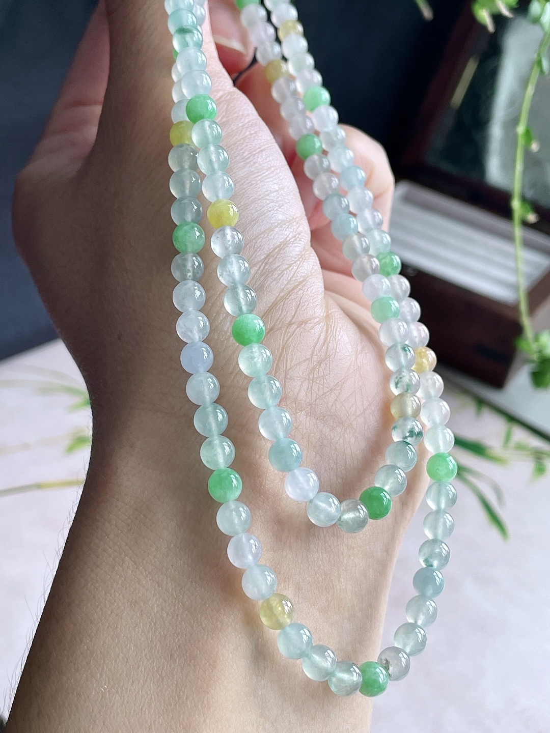 【珠子】冰多宝多彩珠链圆珠珠子珠链 【说明】缅甸 性比高 【尺寸】5.1mm，35cm 【重量】30.7克
