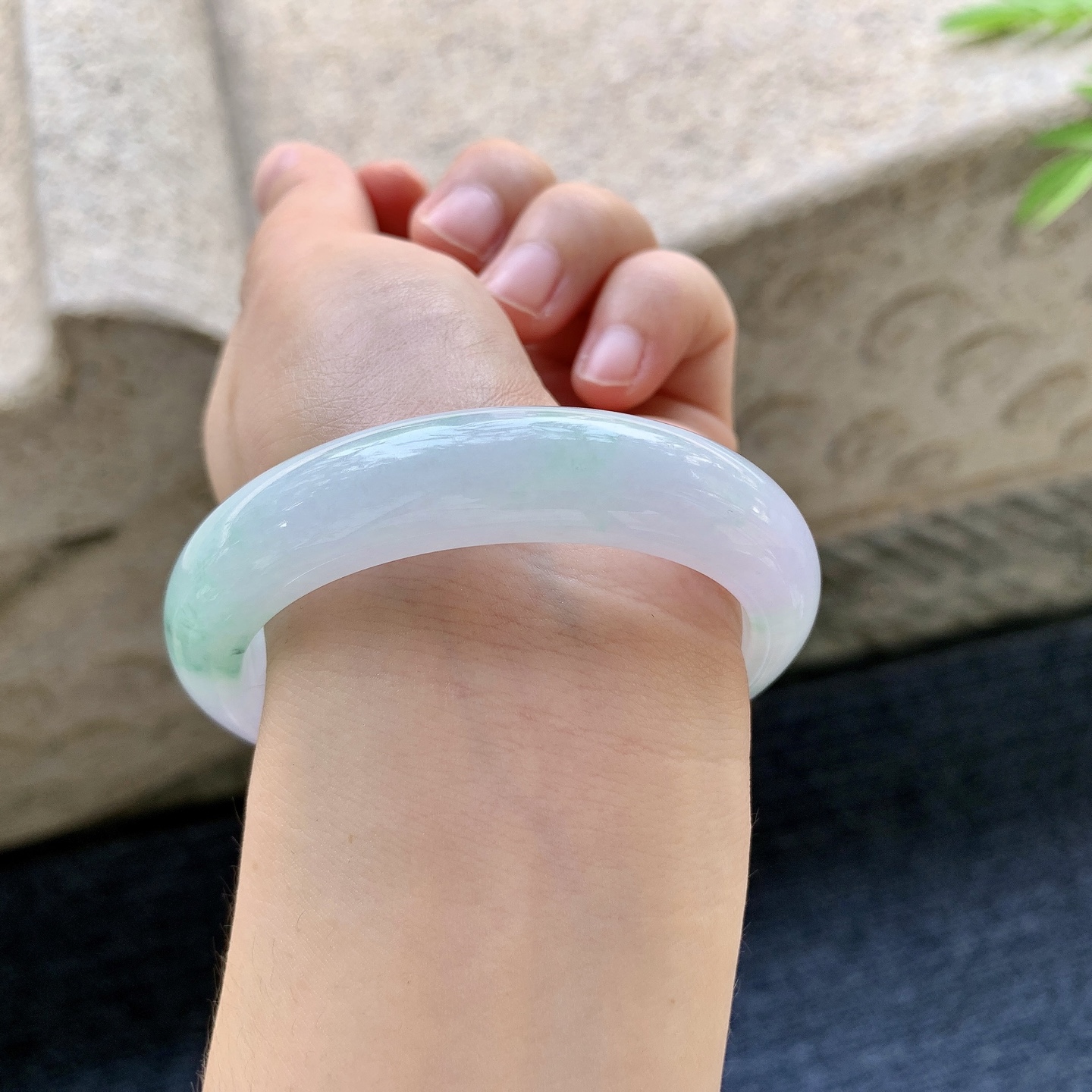 正圈53 54 圈口54.6/12.5/8.3 编码Q5092305 冰糯春彩，水润，种老，细腻，打灯有絮线