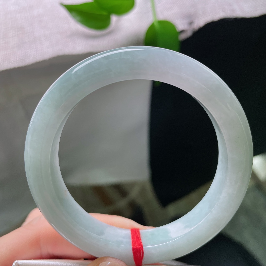 56.5/12.1/9.6，蓝底正圈，皮纹，玉质胶润饱满，包裹着淡淡的蓝韵，触感细腻，温润动人。ss59462a