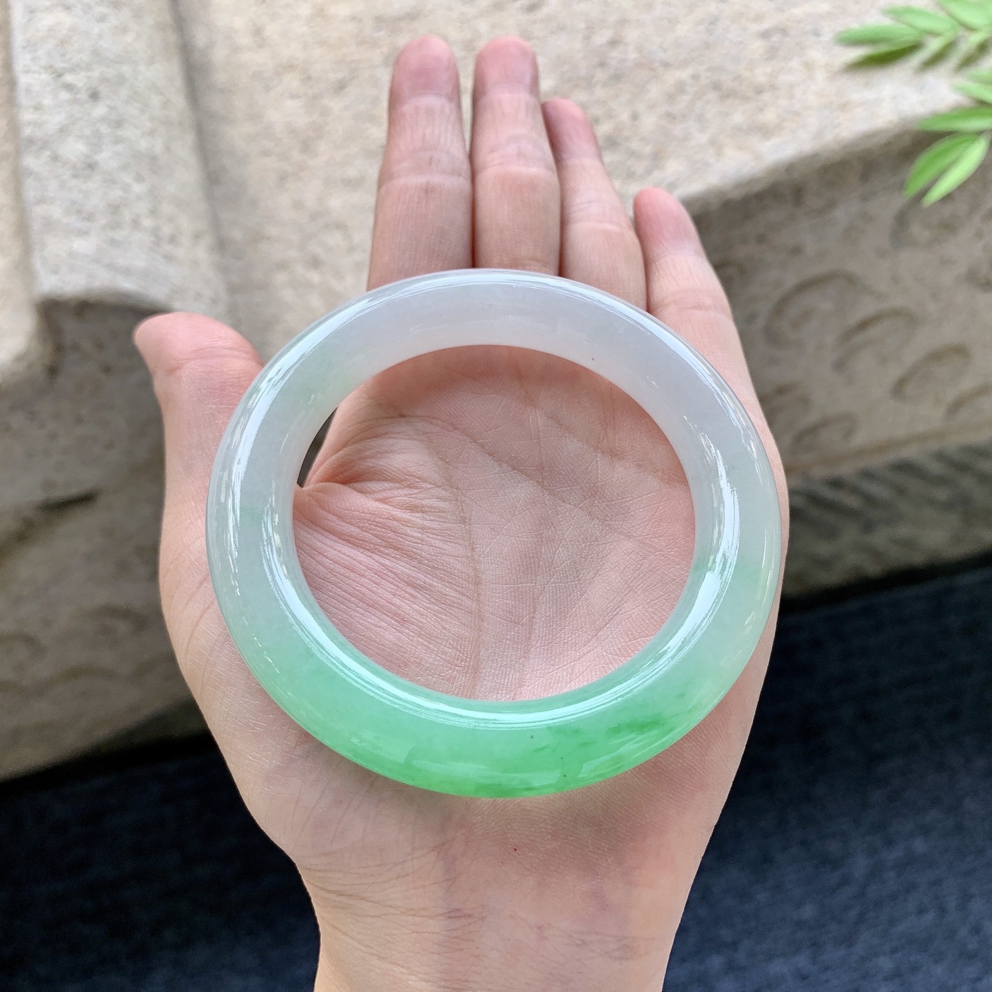 圆条54 55 圈口55/11.2/11 编码GF092326 冰糯阳绿，水润，种老，细腻，打灯有棉线
