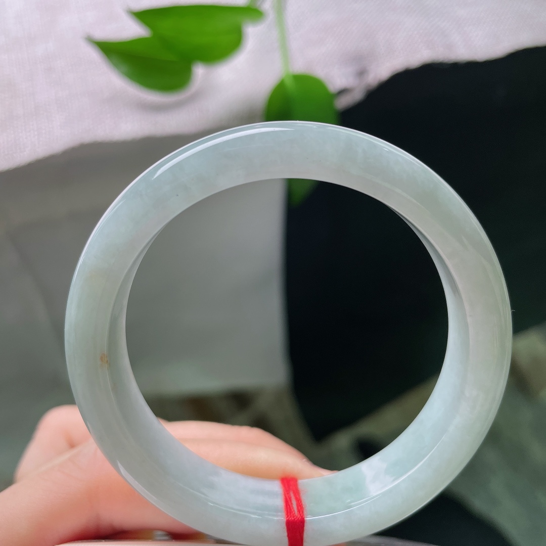 52.9/12/7.9，蓝底正圈，有裂，玉质的温润，搭配幽蓝底色，既有玉石的沉静，又有海的清灵，ss59480a