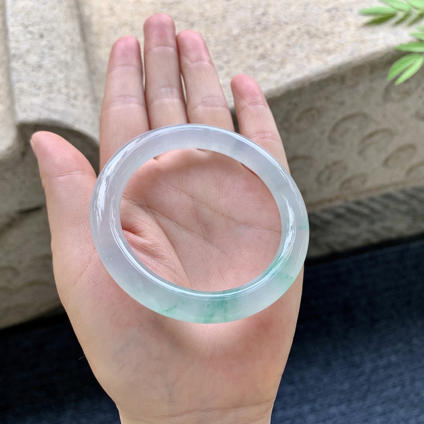 圆条52 53 圈口53/8/9 编码C11092313 冰糯飘绿，清透，水润，种老，细腻，打灯有纹