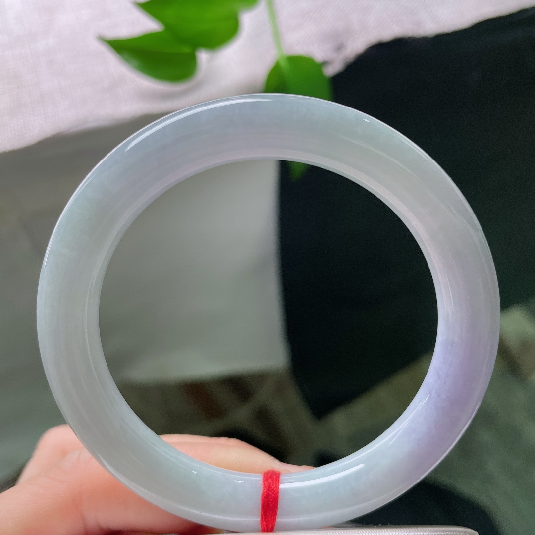 56/9.3，圆条，无裂，圆条镯型贴合手腕，朦胧素雅恬淡，没有浓烈艳色，简约耐看尽显女子柔情。ss59637a