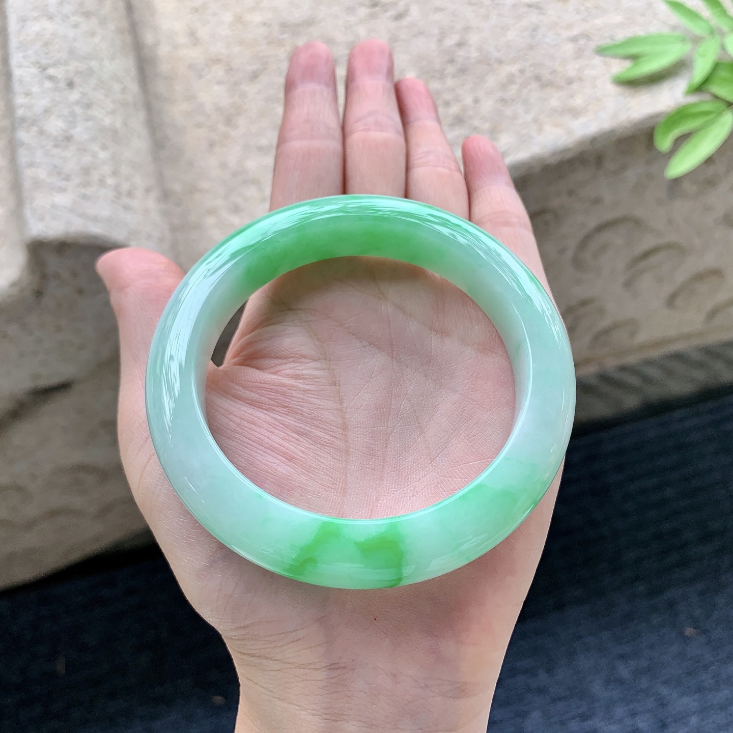 正圈59 60 圈口60/12.7/10 编码GJ092226 糯冰飘阳绿，水润，种老，细腻，无裂