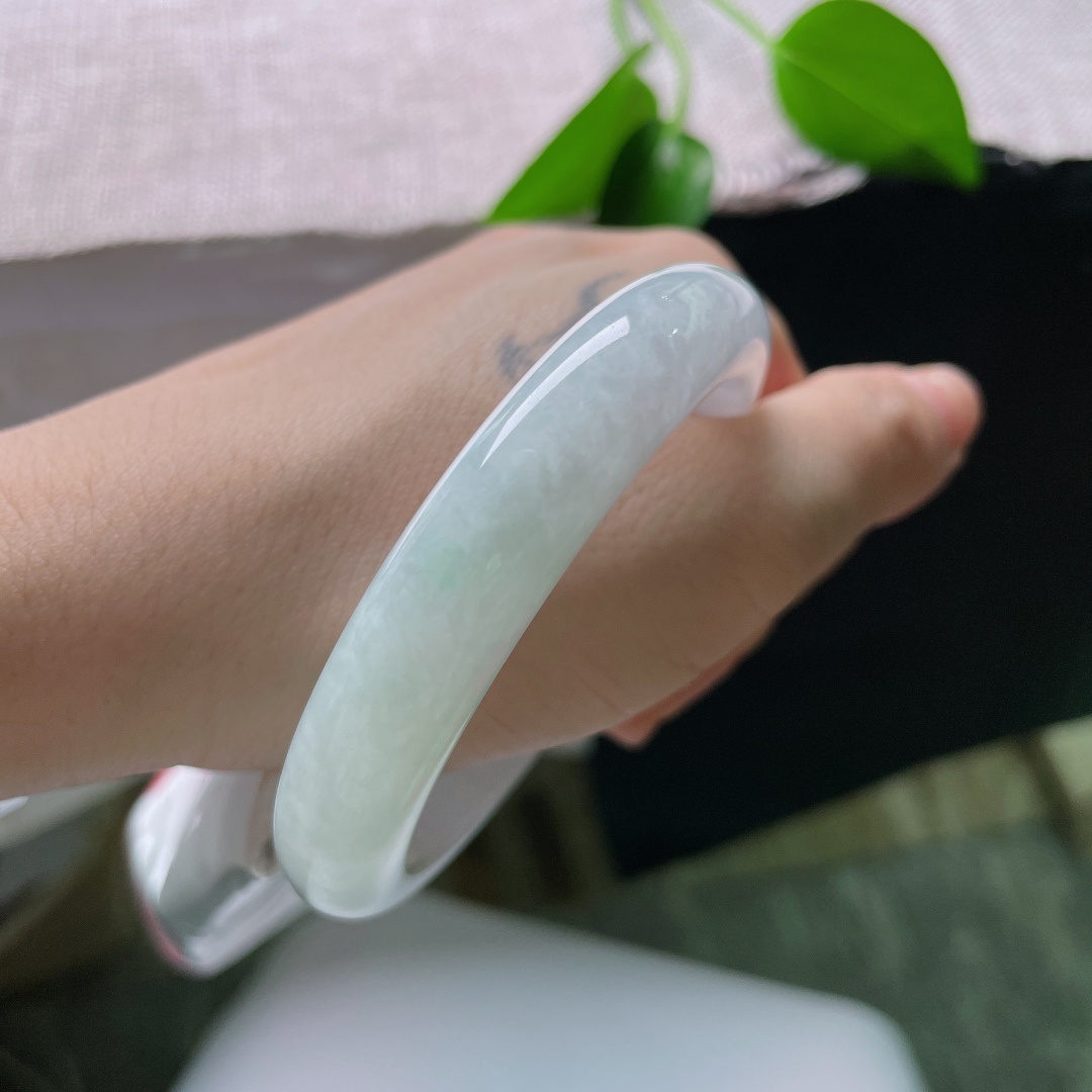 56.6/11.8/8.6，白月光正圈，内纹，冰白平安镯，底色纯净柔和，玉质细腻莹润，素净无杂，尽显温婉简约气质。ss59597a