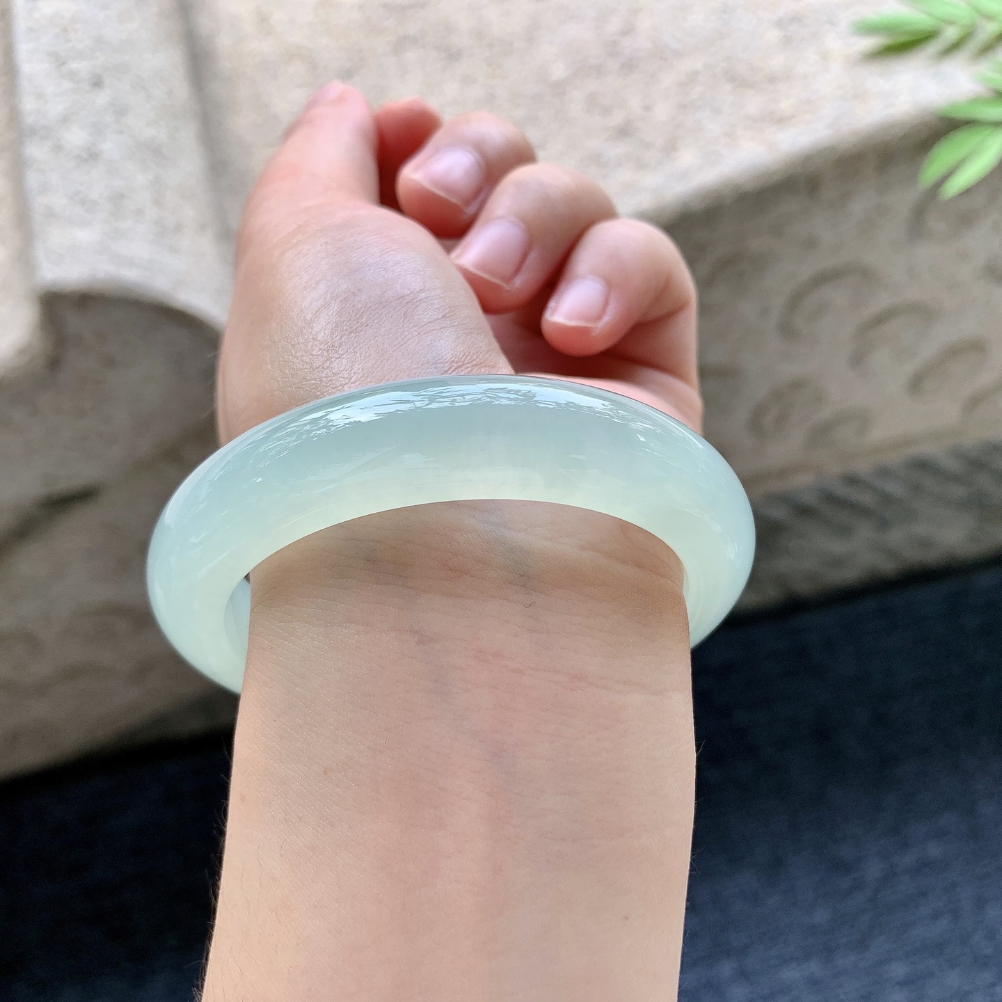 正圈54 55 圈口55.7/12.8/8.8 编码G9092320 冰糯淡绿，水润，种老，细腻，无裂