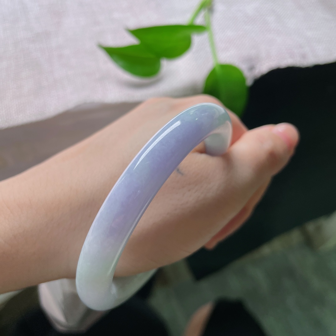 56/9.9，圆条，无裂，柔和淡紫弥散玉镯，圆条福镯线条圆润流畅，紫气盈盈，不艳不俗自带温柔氛围感。ss59628a