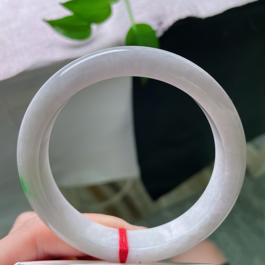60.8/12.7/9.1，淡紫正圈，一点皮纹，纯净白底衬轻柔飘绿，翠色如烟缥缈弥散，平安镯型端庄周正，上手柔和耐看百搭。ss59521a