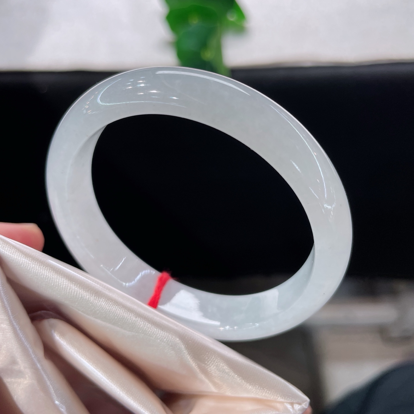 天然翡翠手镯 圈口52/11.5/6.8，白冰贵妃，50/51可戴，素净冰白，腕间一轮月光，无裂。