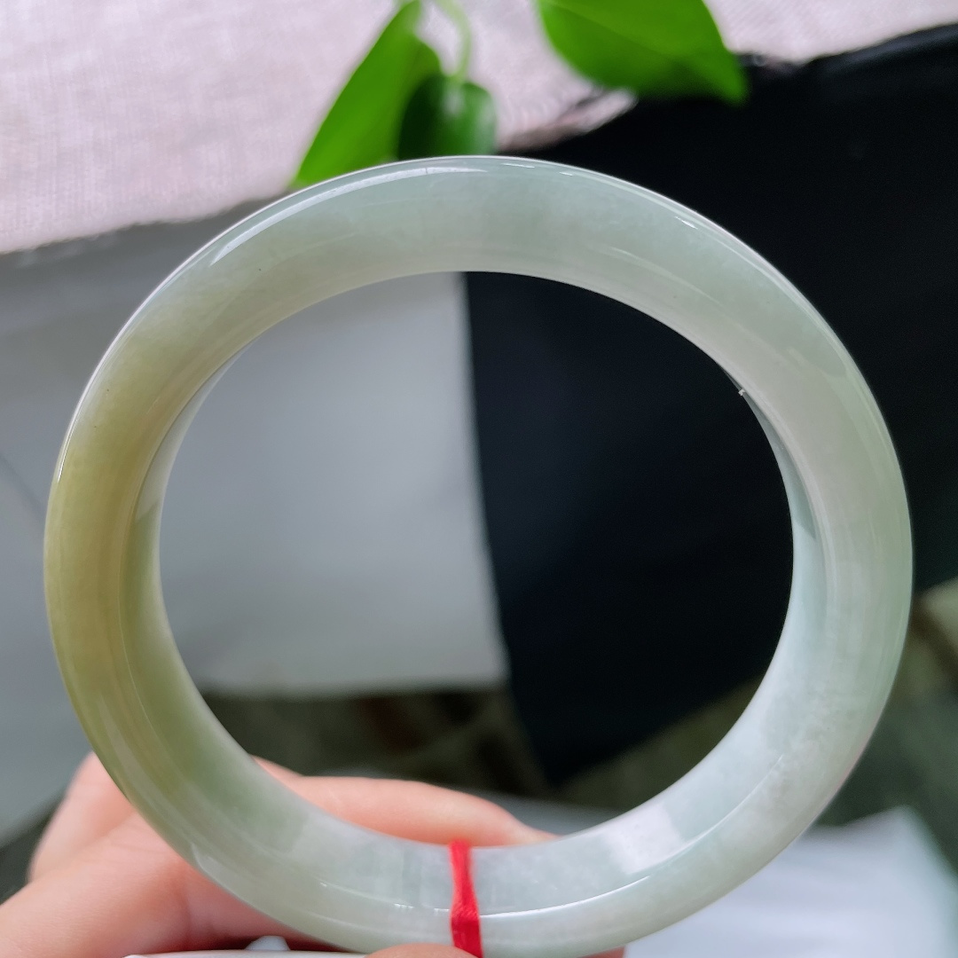 61.6/12.7/8.7，黄翡正圈，晶体线，油润玉质沉稳内敛，黄绿相融层次柔和，端庄镯型，自带复古国风气质。ss59677a