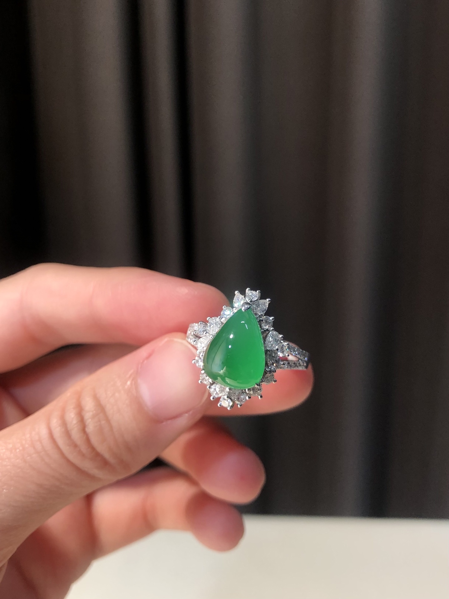 ️ 18k【金镶嵌冰绿水滴戒指】 尺寸：17.3×14.5×12.5 裸石11.8×8.6 玉见温