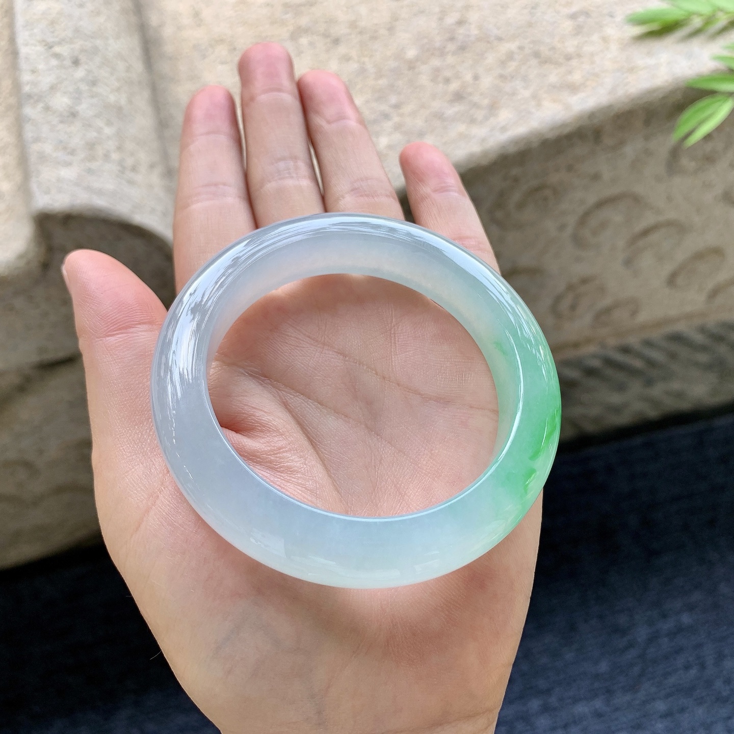 正圈53 54 圈口54.6/12.7/9.7 编码H3092356 冰糯飘阳绿，水润，种老，细腻，打灯有絮线