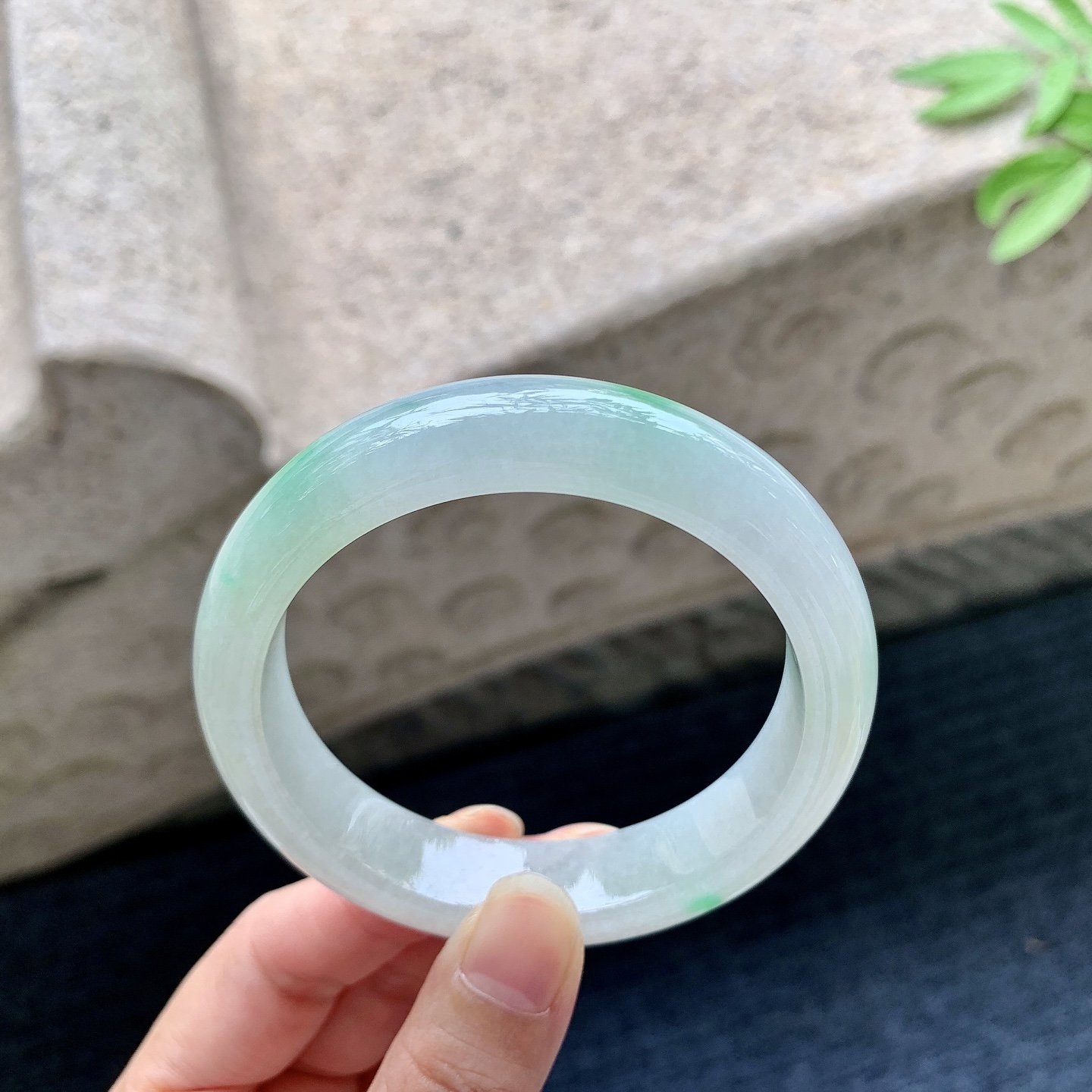 正圈54 55 圈口55.3/13.3/8.5 编码Q5092234 糯冰飘绿，水润，种老，细腻，无裂