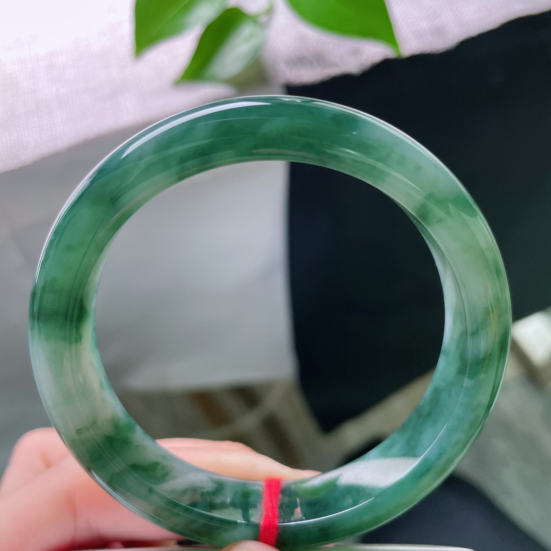58.3/12.3/8.5，飘花正圈，无裂，玉质细腻，清润如水，花色自然成片晕染，像把一幅江南水墨山