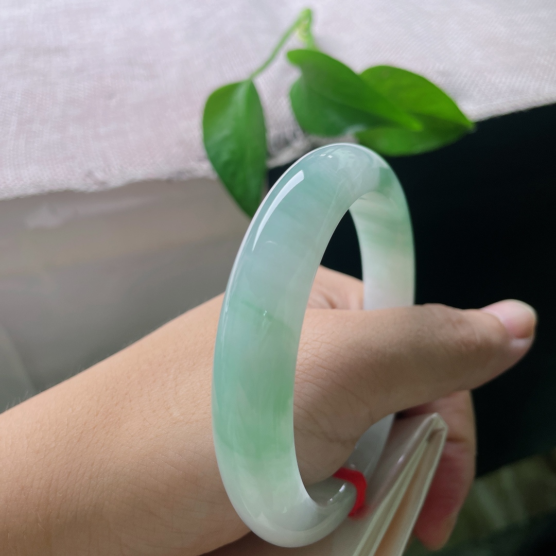 蓝底正圈，皮纹，清润冰底裹挟着悠悠翠色，恰似一汪山间清泉，凉意扑面而来。ss57963a