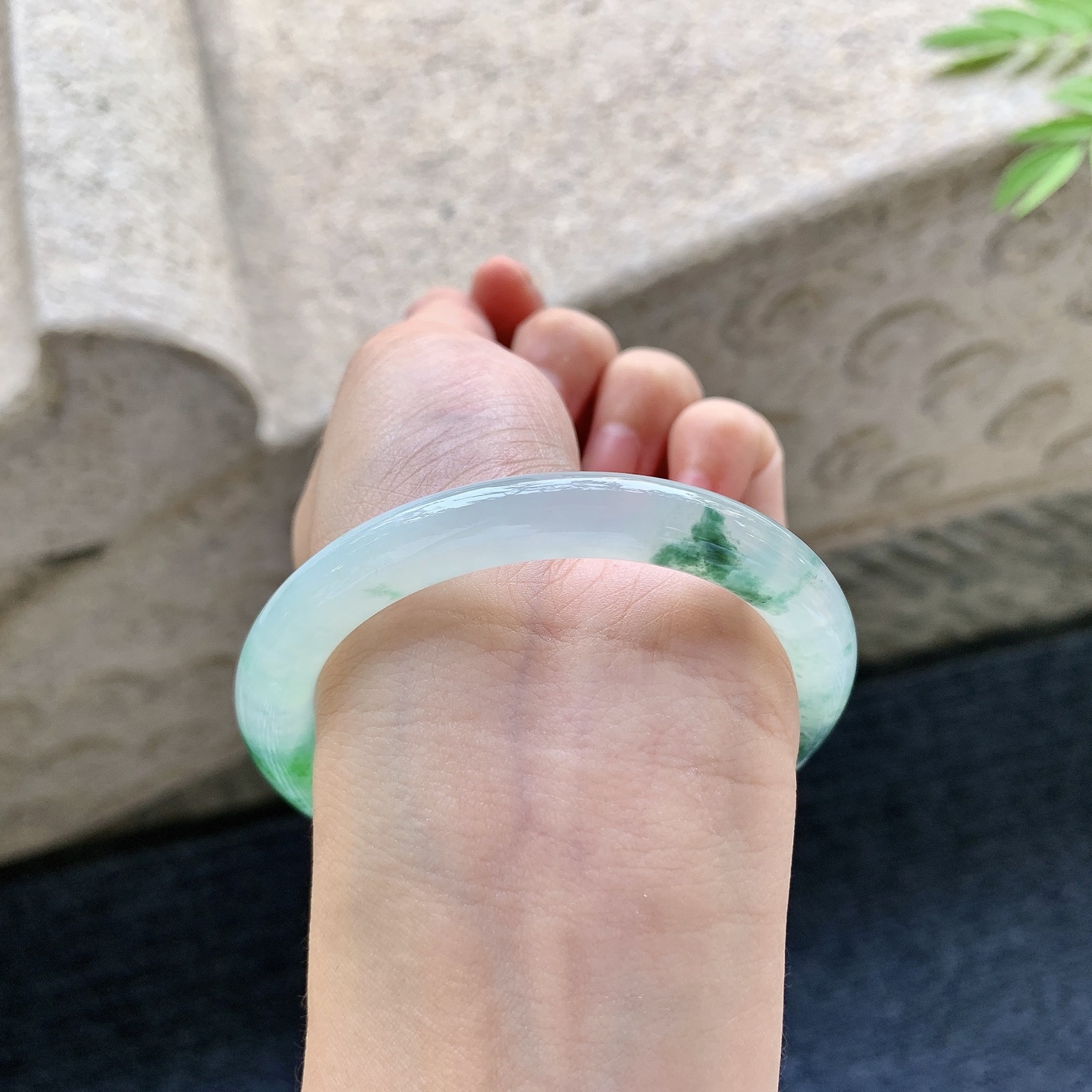 圆条53 54 圈口54.8/8/8.3 编码W6092317 冰飘绿花，水润，种老，细腻，打灯有纹线
