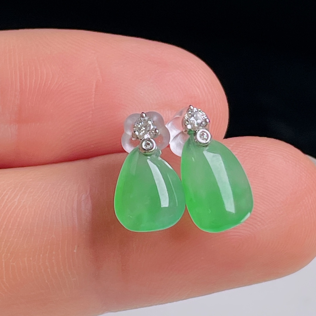 ️冰绿耳钉，18k镶嵌，老种起光，细底通透，尺寸：12.2/7.3/3.6mm0922