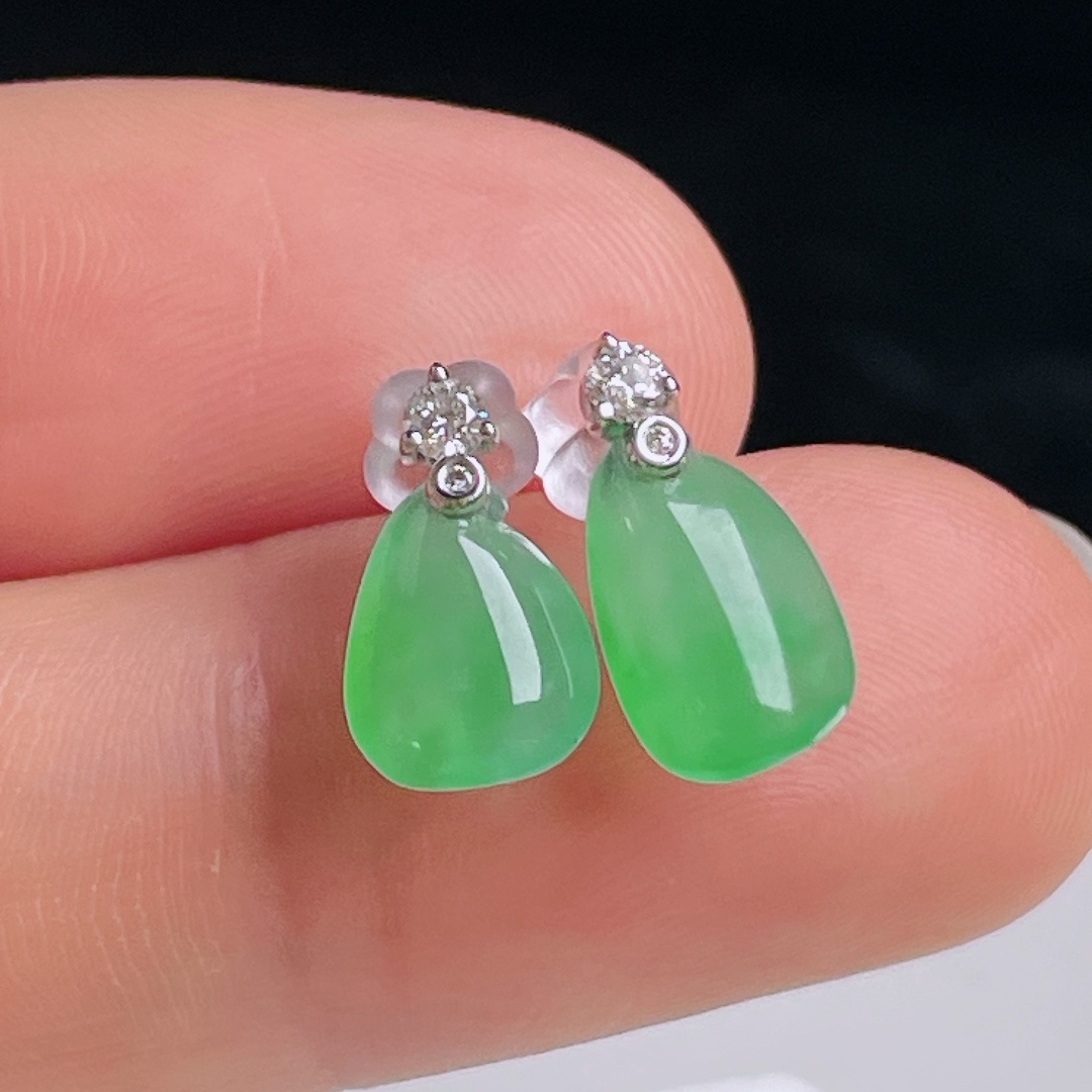 ️冰绿耳钉，18k镶嵌，老种起光，细底通透，尺寸：12.2/7.3/3.6mm0922