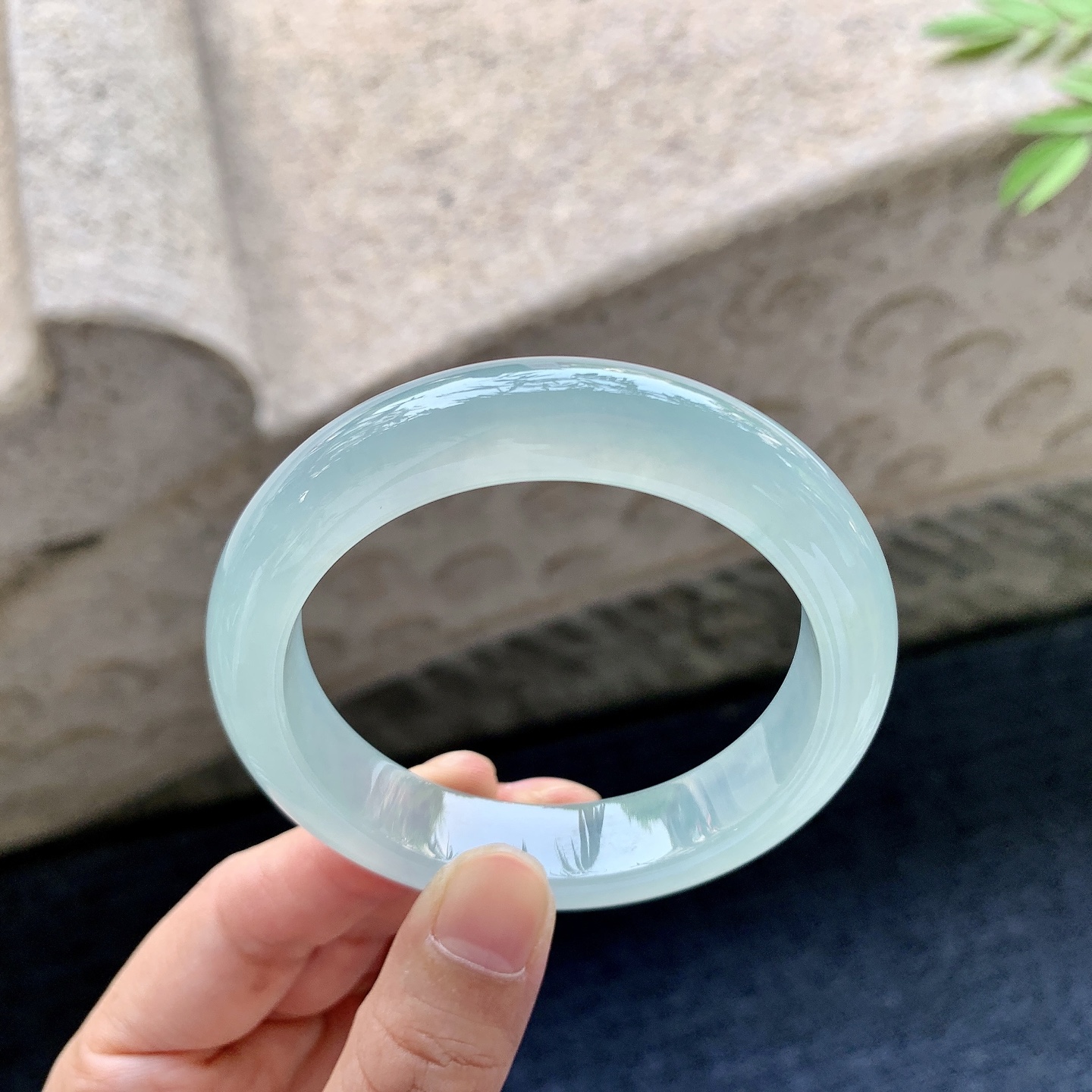 正圈52 53 圈口53/12.2/8.5 编码T3092349 冰糯晴绿，水润，种老，细腻，无裂